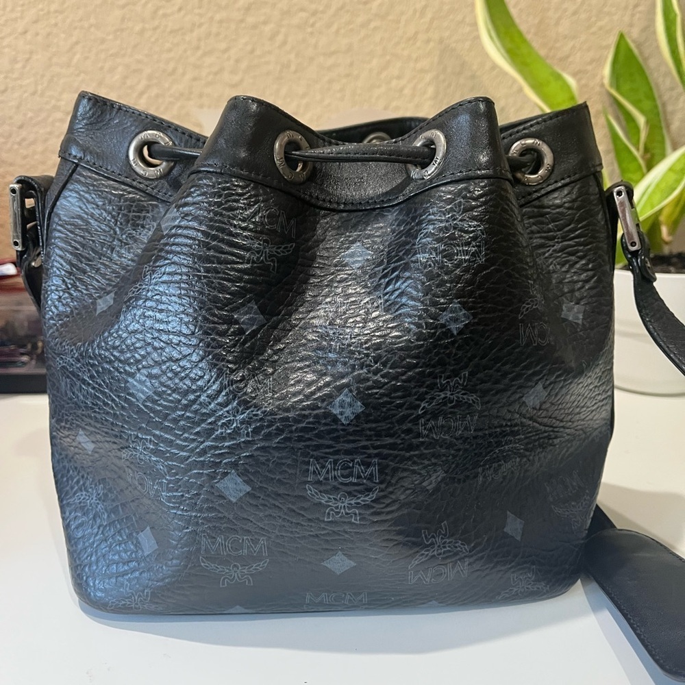 MCM BLACK VISETOS DRAWSTRING BUCKET BAG - Picture 2 of 13